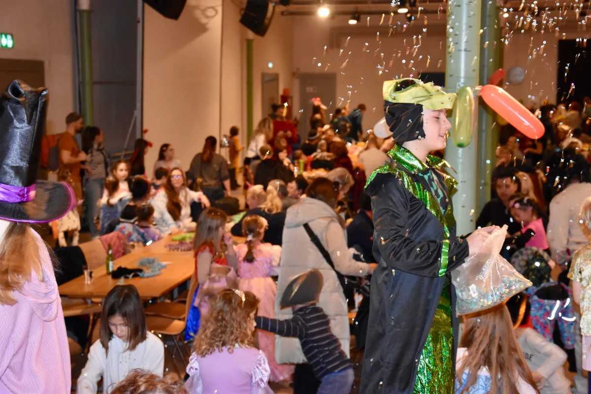 Bunte, schrille Kostüme und die Freude an den Konfettischlachten. An der Kinderfastnacht in Fällanden.